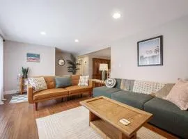 Long Lake Escape, Modern 3 Bedroom, Lower Unit of Duplex Home, Minutes to Downtown Traverse