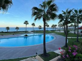 Your Coastal Escape Awaits! Beachfront Bliss 30 second walk to the beach!，位于米迪克的酒店