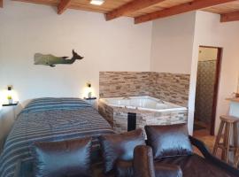 LOBOS DEL BOSQUE CON JACUZZi，位于德尔迪阿布罗角的酒店