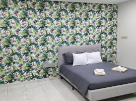 Vibrant Studio Near the Beach，位于简蒂埃尔的酒店