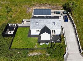 Carloway Self Catering, 5A Upper Carloway, Isle of Lewis, Outer Hebrides - Off grid, outdoor, wood fired hot tub and infra red sauna，位于Carloway的酒店