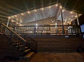 Cozy mountain cabin close walk to Midtown with AC，位于鲁伊多索的酒店
