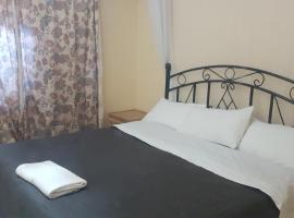 NileBnb-1 minute to The Hangout Furnished Kitchen, Parking and Private Patio，位于金贾的酒店