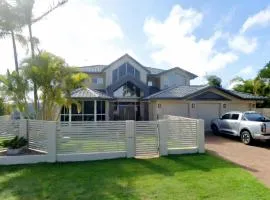 Tranquil Getaway With Pool, Outdoor Kitchen and Bar