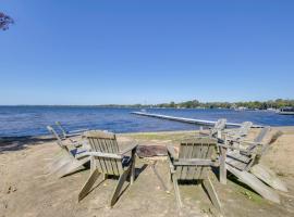 Rustic Wisconsin Cabin on Shawano Lake!，位于Shawano的酒店