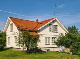 Stort landsted med egen strand，位于Rød的酒店