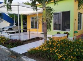 VILLA SANTORO Casa playa de Castelnuovo-Atacames，位于阿塔卡梅斯的酒店