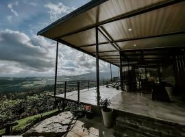 Private Costa Rica Mountain House Pool & Stunning Views，位于图里亚尔瓦的酒店