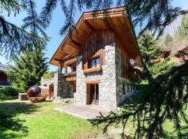 Large chalet with barrel sauna and whirlpool