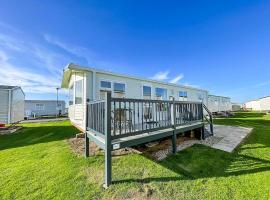 Homely 6 Berth Caravan In Essex At St Osyth Beach Holiday Park Ref 28021Gc，位于滨海克拉克顿的酒店