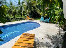 Pangea Lodge Tropical Vibe Home with Shared Pool，位于曼萨尼约的酒店