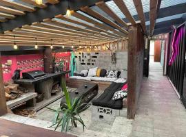 Electric Waihi Beach House - family & dog friendly, close to beach, pool table, outdoor fire room, skate ramp，位于Bowentown的酒店