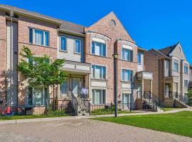 3 Bedrooms Townhouse Near Square One, Ridgeway Plaza & Toronto Airport with 2 Parkings，位于米西索加的酒店