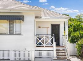 Cosy Cottage - Scarborough Beach，位于斯卡伯勒的酒店