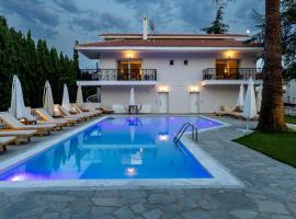 Blue Bay Hotel，位于伊拉克里萨的带泳池的酒店