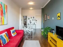 Laranjeiras 2qts: amplo, estiloso com vaga!