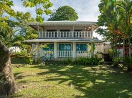 Casa Blanca Beachfront House with Shared Pool Access Pangea Lodge，位于曼萨尼约的乡间豪华旅馆