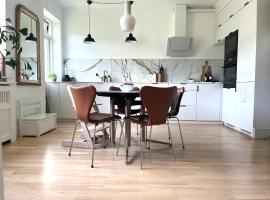 Lys, charmerende, tæt på strand，位于海勒鲁普的酒店