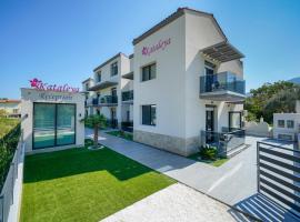 Kataleya Poolside Suites，位于斯卡拉伯塔麦斯的带泳池的酒店