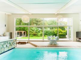 Lanaken Retreat: Pool Jacuzzi and Sauna，位于拉纳肯的酒店