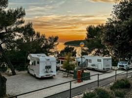 Porton Nature Hideouts Pitches，位于罗维尼的酒店