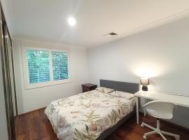 Cozy Room in Modern and Peaceful Home - BH5，位于保尔罕希尔斯的酒店