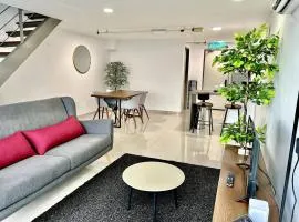 Pinnacle PJ-Duplex,Projector,FREE Parking,Near LRT,2-6pax