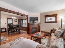 Lakewood Bed & Biscuit - Pet Friendly - Mins to LKWD Park，位于莱克伍德的酒店