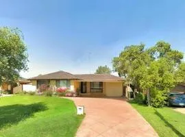Cheerful 4 Bedrooms With Free Parking