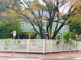 Harvard House - 2BR Retreat adjacent to university，位于剑桥的酒店