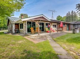 Gladwin Lakefront Cottage with Deck, Grill!，位于Gladwin的酒店