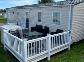 Holiday home cherry tree Burgh castle Great Yarmouth，位于Belton的酒店