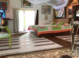 Polynesian Bungalow SEASHEL private bath, clim et piscine partagée，位于莫雷阿的酒店