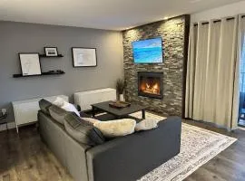 Ski In Ski Out, 2 King Beds ,Hot Tub, Sauna, 5 Min Walk to Base, Private Balcony with Views