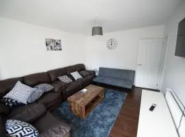 Spacious 3 Bed Home Manchester Airport Free Parking Sleeps 10