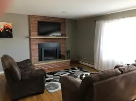 Family friendly spacious with jacuzzi & fireplace!