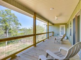 Modern Home on Table Rock Lake with Deck and View!，位于Eagle Rock的酒店