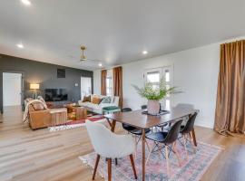 Lake-View Retreat with Grill in Eagle Rock!，位于Eagle Rock的酒店