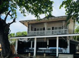 The White House on Bunaken Island，位于布纳肯的别墅