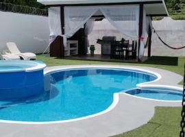 VillaLore piscina exclusiva BBQ AC max 11 personas 5min playas，位于Carpintero的酒店