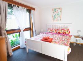 Stay next to train station! Melbourne CBD 12 km!，位于墨尔本的酒店