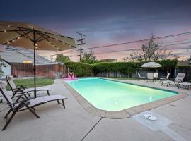 Chic Boho Retreat - Pool, Patio, Mini Golf & Arcade, Mins from Universal Studios!，位于洛杉矶的酒店