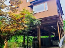 Villa near Kawaguchiko, Yamanashi，位于Tsuru 的酒店