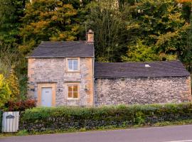 Grade II listed Cottage with Sauna in Bakewell，位于贝克韦尔的酒店