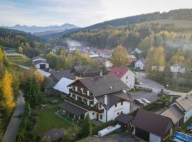 Penzi&oacute;n Alpsk&yacute; dom，位于维塔诺瓦的带停车场的酒店
