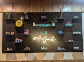 Ailyak Stays and Cafe, Shoja, Jibhi，位于Shoja的酒店