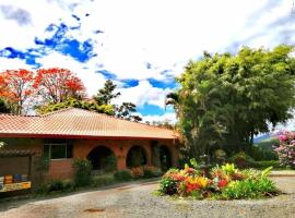 Hotel Boutique Casona del Cafetal and Lakeside Restaurant，位于Cachí的酒店