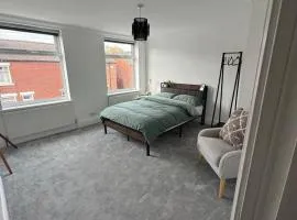 Spacious Private Room with TV in Shared House