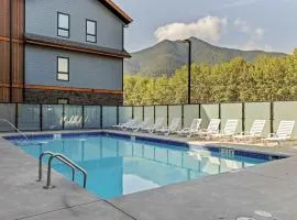 Pool and hot tub Stunning 2Bd haven in the Rockies