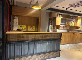 Travotale Hostel and CoWork Koregaonpark Pune，位于浦那的酒店